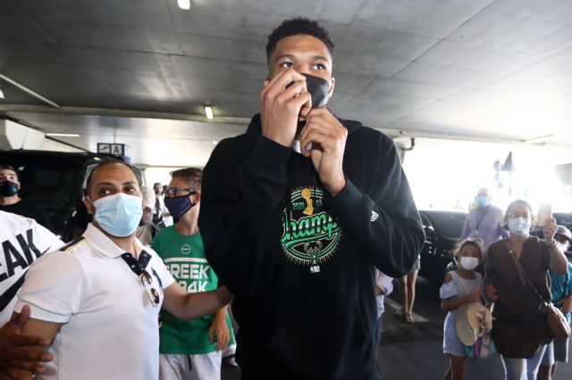 Καρέ καρέ η άφιξη των Αντετοκούνμπο στην Αθήνα