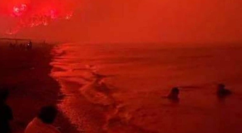 Φωτιά στην Εύβοια – Απόκοσμη φωτογραφία με την παραλία της Αγίας Άννας «πνιγμένη» στο κόκκινο της φωτιάς