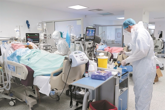 Πάνω από το 90% των διασωληνωμένων είναι ανεμβολίαστοι – στην Εντατική και ανήλικος