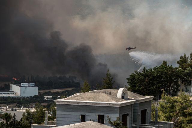 Φωτιά στην Βαρυμπόμπη – Δραματική έκκληση από τον δήμαρχο – «Καίγονται σπίτια»