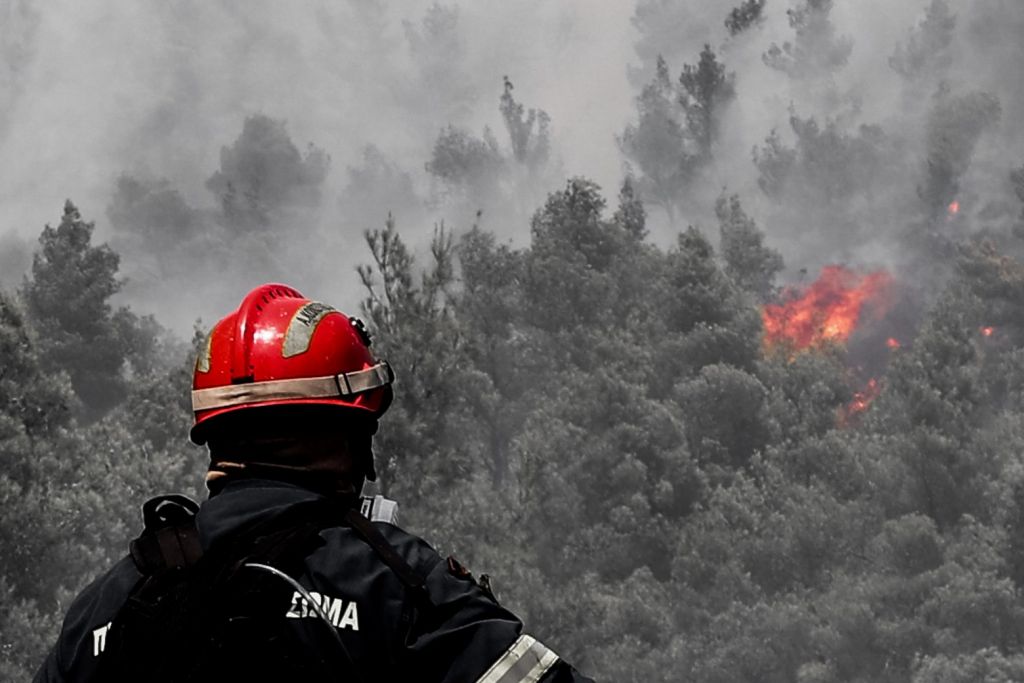 Κάηκαν σπίτια και εκκενώθηκαν δύο οικισμοί στα Βίλια – Καταγγελίες εμπρησμού