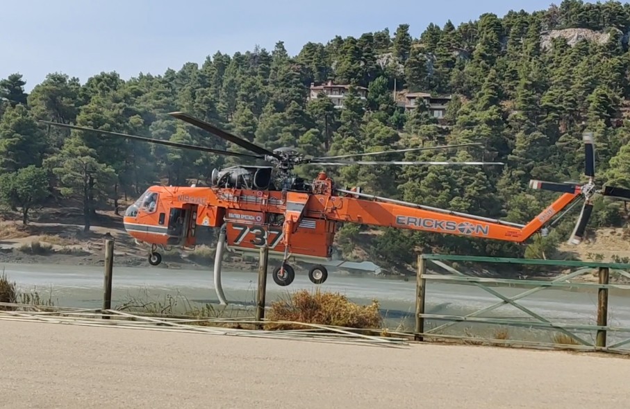 Η στιγμή που ελικόπτερο εφοδιάζεται από τη λίμνη Μπελέτσι