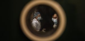 Κοροναϊός – Η πρώτη έρευνα σε «πραγματικό χρόνο» χρειάστηκε 30 ανεμβολίαστους εθελοντές