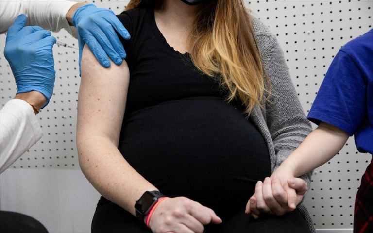 CDC – Ασφαλή για τις εγκύους τα mRNA εμβόλια κατά του κοροναϊού