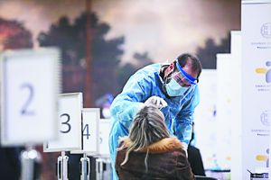 Νέο αρνητικό πανδημικό ρεκόρ σε κρούσματα, αύξηση παντού στα λύματα