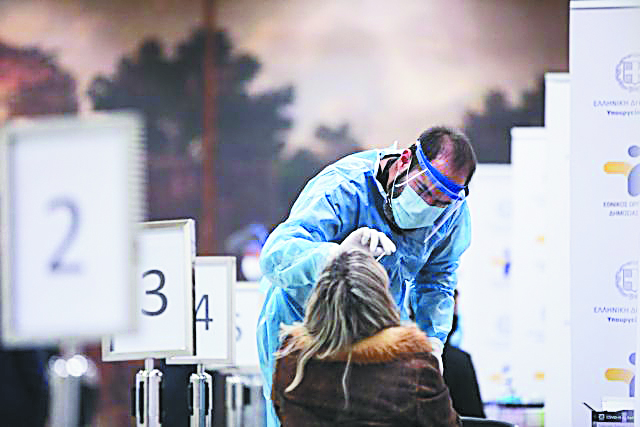 Νέο αρνητικό πανδημικό ρεκόρ σε κρούσματα, αύξηση παντού στα λύματα