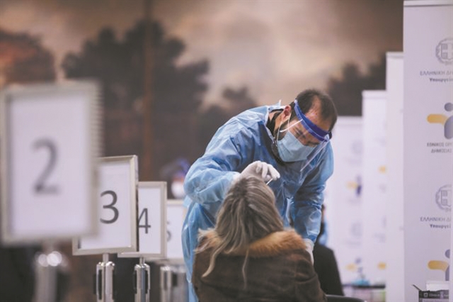 Τι πρέπει να κάνουν εμβολιασμένοι και ανεμβολίαστοι εάν εκτεθούν στον κορωνοϊό