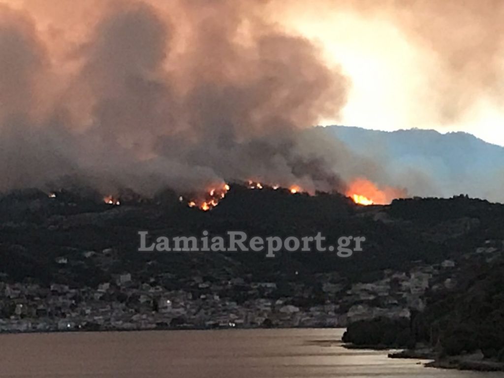 Λίμνη Εύβοιας – Η θάλασσα σταμάτησε τις φλόγες, κάηκαν σπίτια
