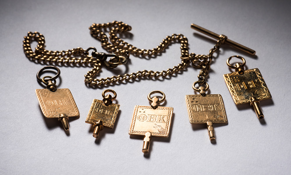 Γιατί οι αδελφότητες των πανεπιστημίων έχουν ελληνικά γράμματα