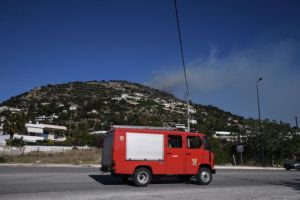 Φωτιά στα Βίλια – Εκκενώνονται Άγιος Γεώργιος και Παλαιοχώρι