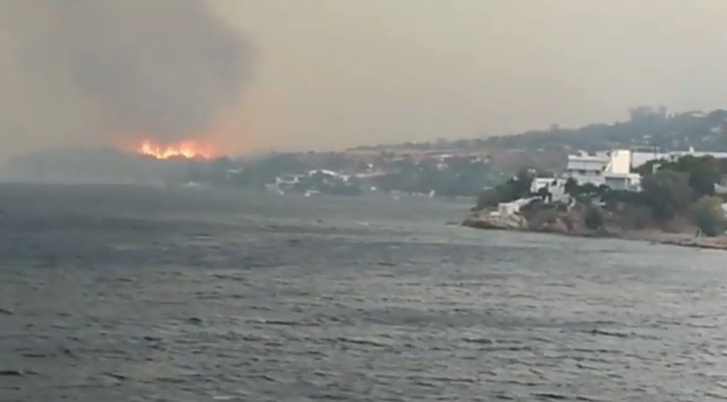 Μαρμάρι – Η φωτιά στην Κάρυστο όπως φαίνεται μέσα από το πλοίο της γραμμής