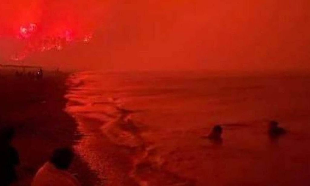 Φωτιά στην Εύβοια – Δραματική διάσωση εγκλωβισμένων σε Αγία Αννα και δύο παραλίες