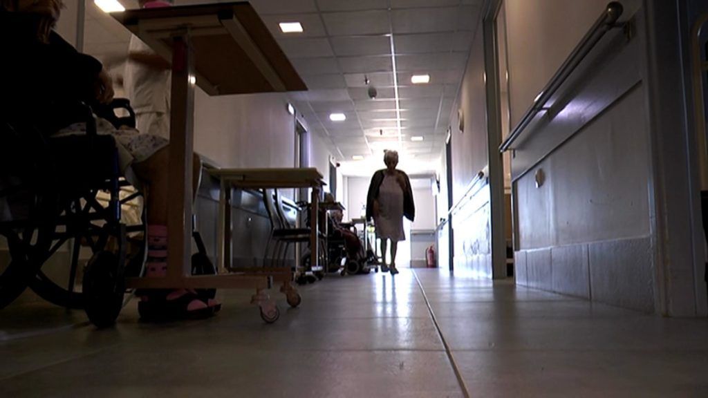 Αντικαθίσταται το προσωπικό που αρνήθηκε να εμβολιαστεί σε δομές φροντίδας