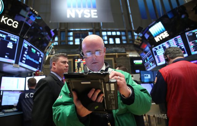 Σε κλοιό ασφυκτικών πιέσεων και σήμερα τα διεθνή χρηματιστήρια