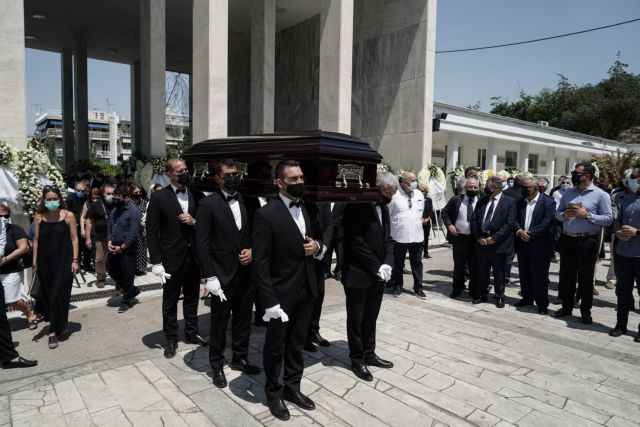 Σε κλίμα οδύνης η κηδεία του Κωνσταντίνου Μίχαλου