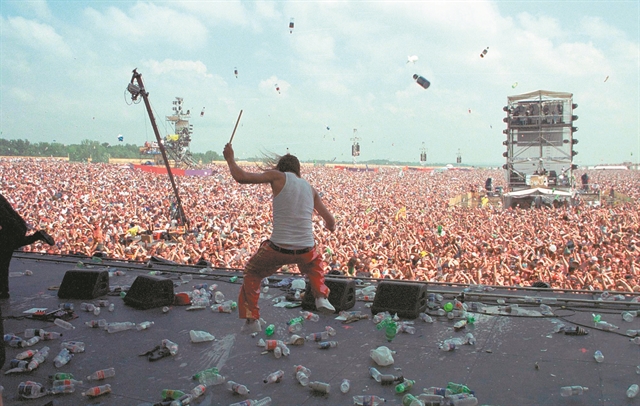 Στιγμές από το επεισοδιακό Γούντστοκ του 1999