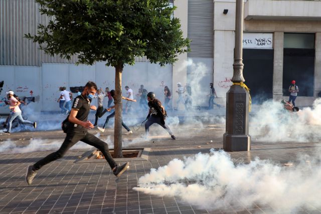 Δακρυγόνα και πέτρες στη Βουλή του Λιβάνου