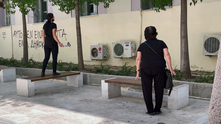 Δολοφονία κτηνοτρόφου στην Κρήτη – Οργή έξω από τα δικαστήρια – «Φονιά, να σαπίσεις μέσα»