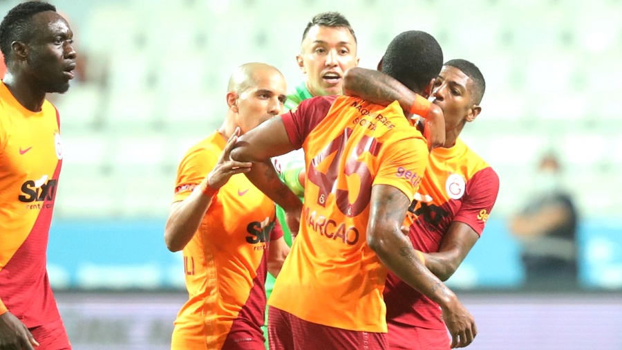 Συμπαίκτες πλακώθηκαν μεταξύ τους στη Γαλατασαράι