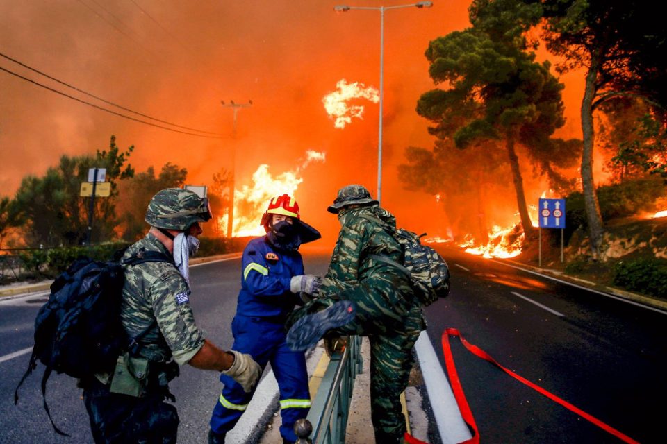 Κι ο στρατός στη μάχη με τις φωτιές – Με περιπολίες από ξηράς κι αέρος - ΤΑ ΝΕΑ