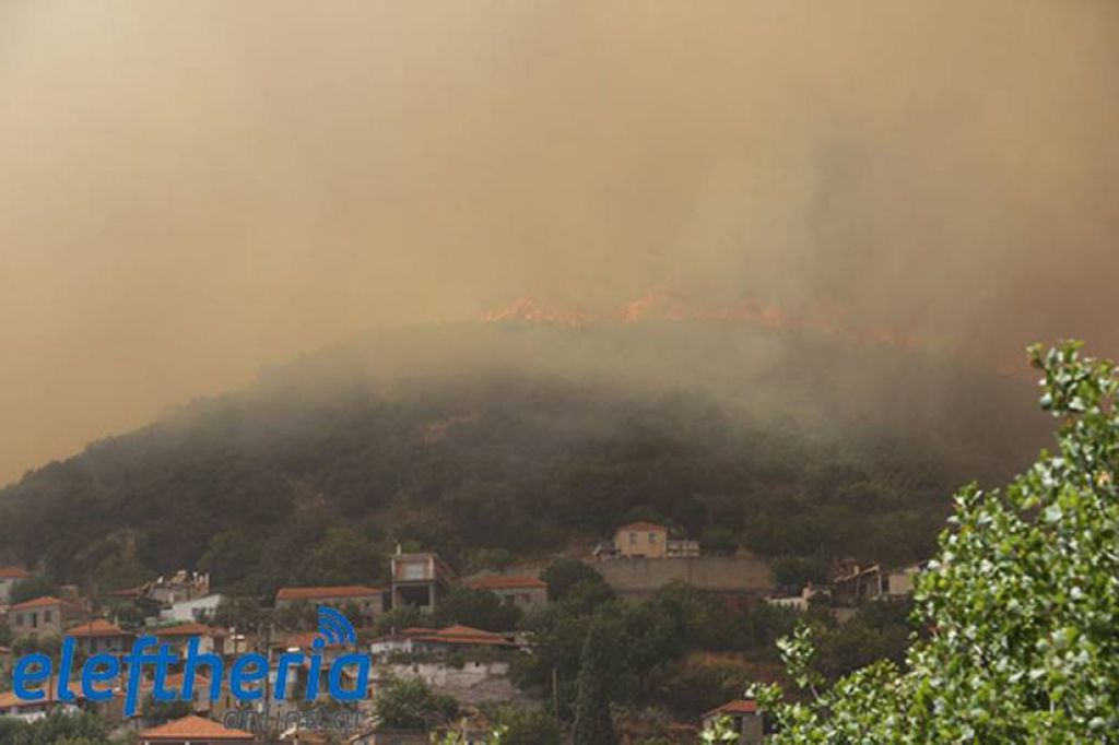 Διπλό μέτωπο φωτιάς στη Μεσσηνία – Κάηκαν σπίτια στο Καρνάσι