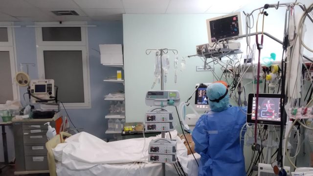 Κοροναϊός – Προ των πυλών η τρίτη δόση του εμβολίου – «Συναγερμός» για την αύξηση των διασωληνωμένων