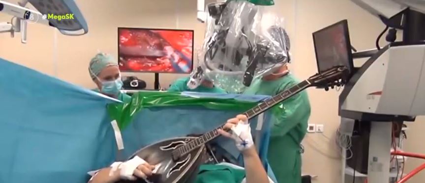 Η απίστευτη ιστορία του μουσικού που έπαιζε μπουζούκι ενώ εγχειριζόταν στο κεφάλι