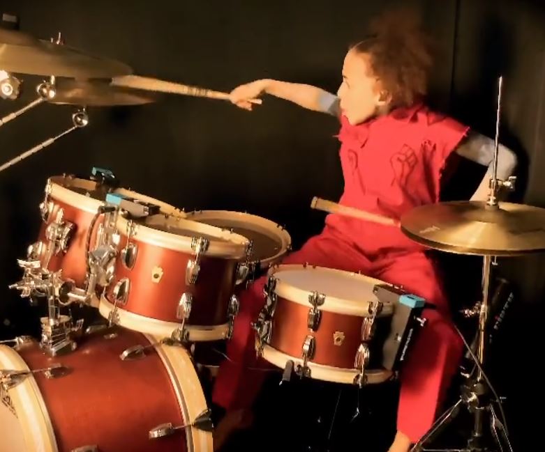 H 10χρονη ντράμερ που έχει γίνει το απόλυτο μουσικό viral
