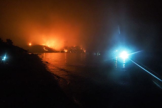 Κατακαίνε οι φλόγες την Εύβοια – Δραματικές ώρες για χιλιάδες ανθρώπους