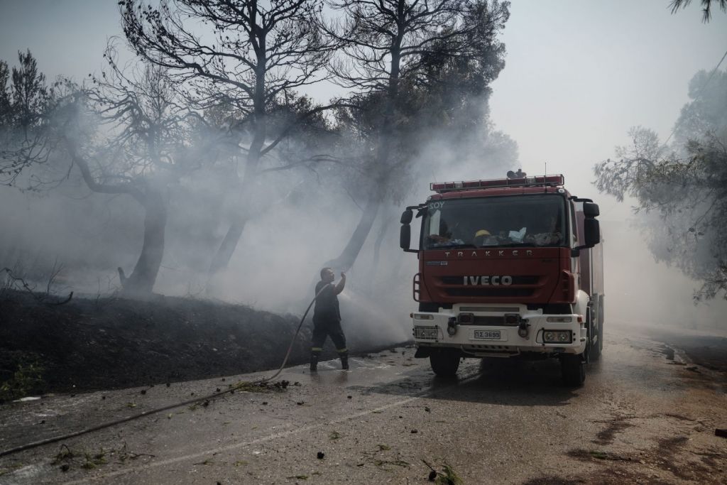 Φωτιά στη Βαρυμπόμπη – Πού έχει διακοπεί η κυκλοφορία
