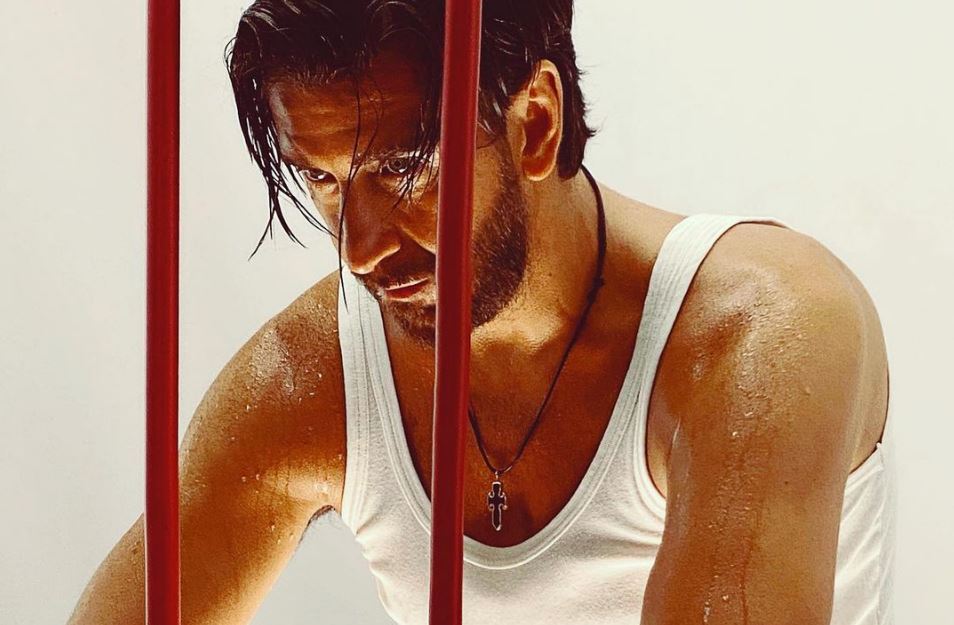 Θάνος Πετρέλης – Με χειροπέδες ο τραγουδιστής