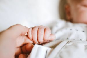 Τραγουδιστής έγινε μπαμπάς για δεύτερη φορά – Η πρώτη φωτογραφία της κόρης του