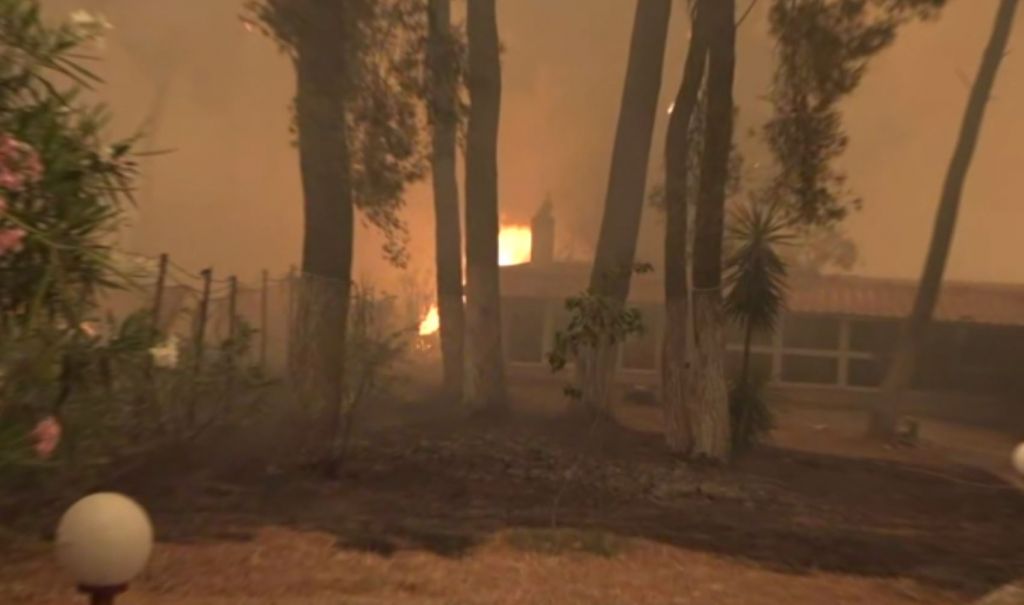 Καίγεται το Πετρί – Αβοήθητοι οι κάτοικοι απέναντι σε θεόρατες φλόγες