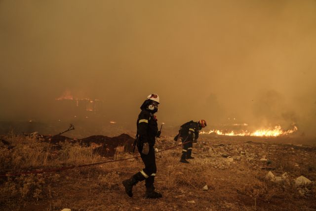 Πυροσβεστικό όχημα περνά μέσα από τις φλόγες στα Βίλια