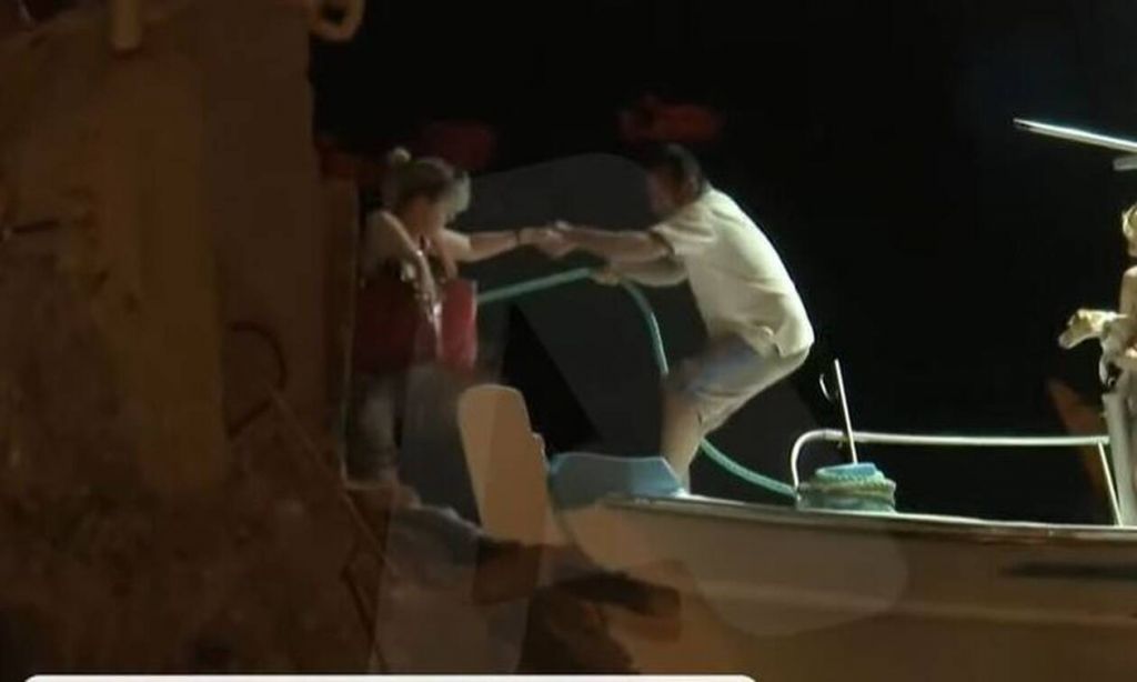 Πύρινη «πολιορκία» στην Εύβοια – Με πλωτά μέσα απεγκλωβίζουν κατοίκους