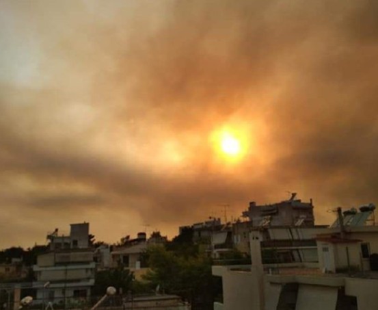 Φωτιά στη Βαρυμπόμπη – «Πνίγεται» στους καπνούς η Αττική