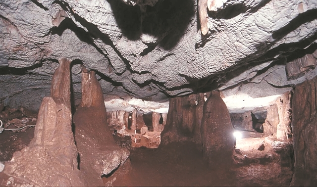 Μαθήματα στη σπηλιά του Ευριπίδη στη Σαλαμίνα