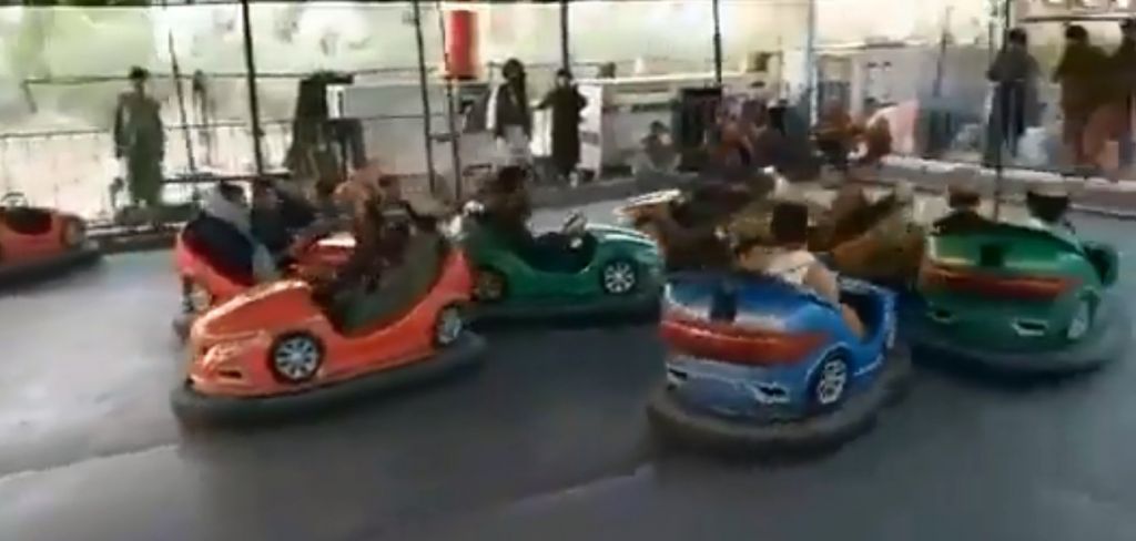 Αφγανιστάν – Οι Ταλιμπάν γιόρτασαν τη νίκη τους σε λούνα παρκ