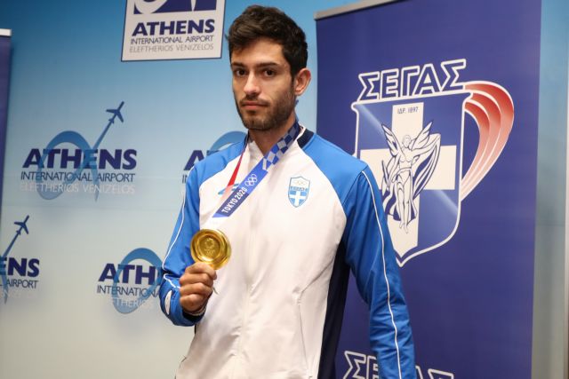 Μίλτος Τεντόγλου – Αποθεώθηκε στο αεροδρόμιο Ελευθέριος Βενιζέλος