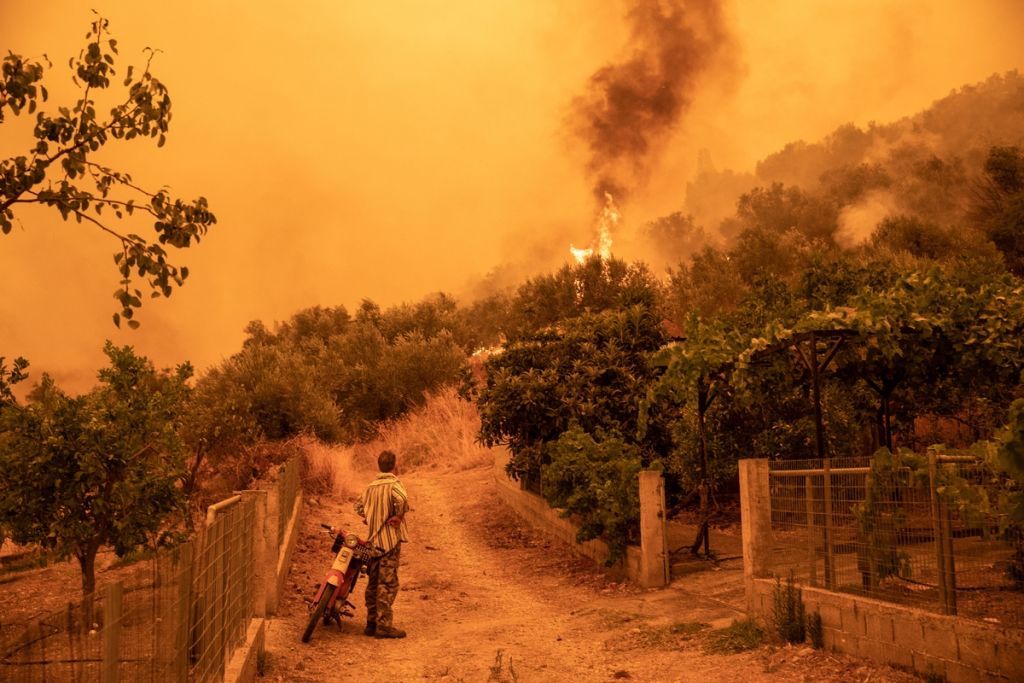 Φωτιές στην Εύβοια – Αντιδήμαρχος Μαντουδίου – 1.000 σπίτια παραδόθηκαν στις φλόγες