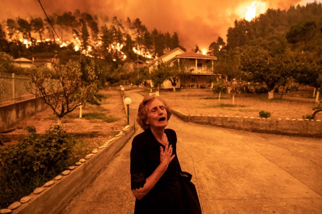 Φωτιά στην Εύβοια –  Η κραυγή… απελπισίας πυρόπληκτης σε μια φωτογραφία – γροθιά στο στομάχι