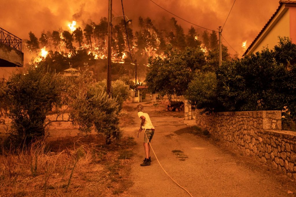 Φωτιά Εύβοια – Συγκλονίζει 19χρονος – «Πώς να ζήσουμε εδώ; Θα είμαι 60 χρόνων όταν ξαναγίνουν όλα όπως ήταν»