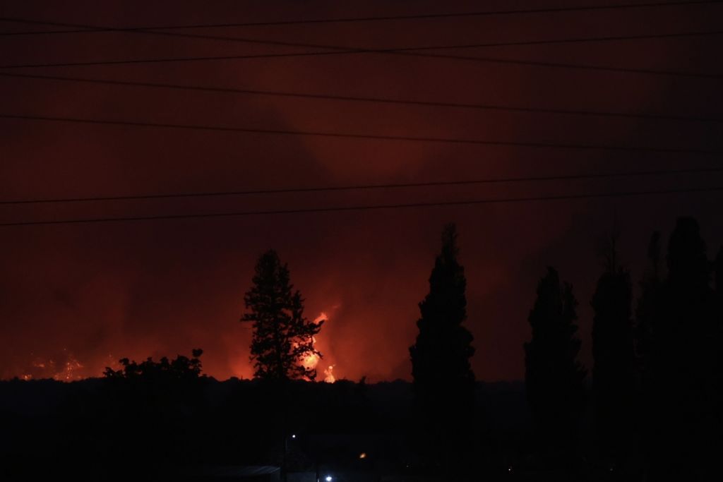Ανεξέλεγκτη η φωτιά στην Εύβοια – Εκκενώνονται κι άλλοι οικισμοί