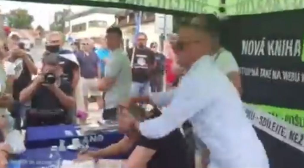 Τσεχία – Επιτέθηκαν με αυγά κατά του πρωθυπουργού Αντρέι Μπάμπις