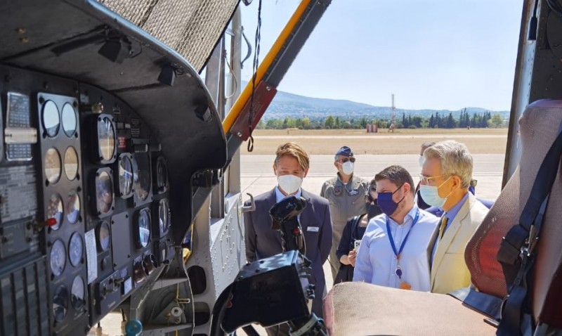 Τους πιλότους των ελικοπτέρων πυρόσβεσης επισκέφθηκε ο Νίκος Χαρδαλιάς | tanea.gr