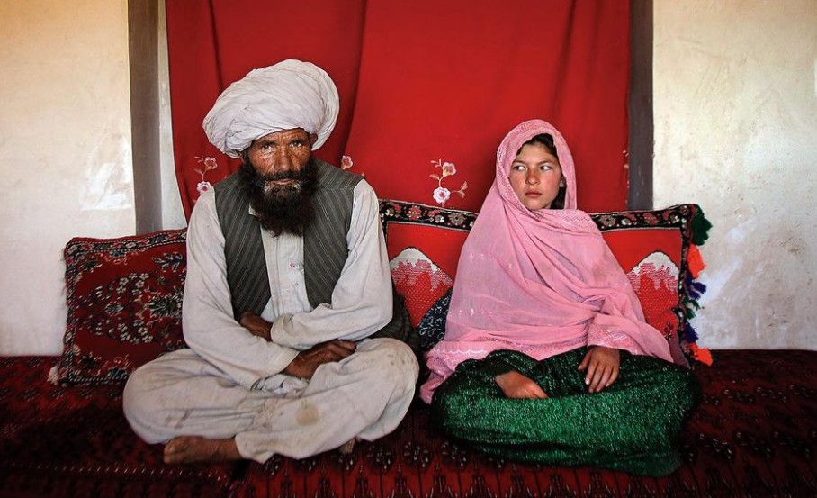 Αφγανιστάν – Γροθιά στο στομάχι η φωτογραφία 11χρονης με τον 40άρη μέλλοντα σύζυγό της