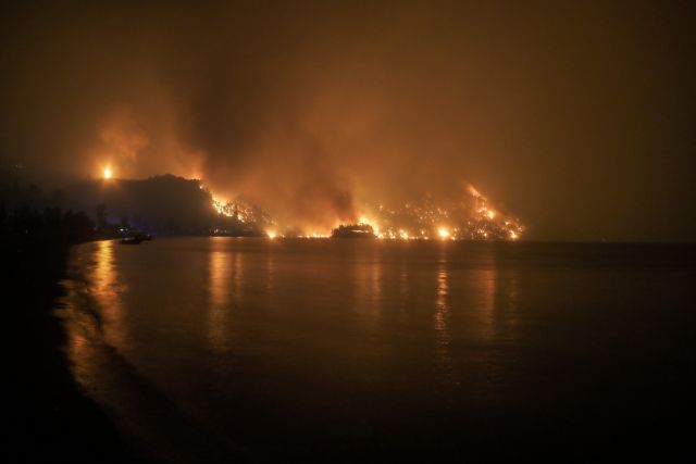 Στις φλόγες και τα Βασιλικά – Μάχη για να σωθεί η Ιστιαία