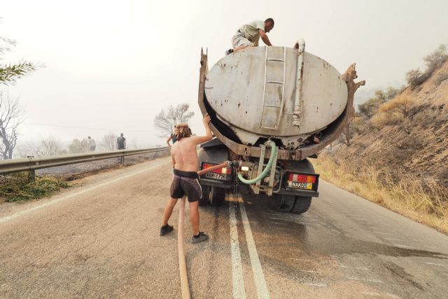 Συγκλονιστικές δορυφορικές εικόνες των πυρκαγιών