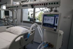 Κοροναϊός – Τρομάζουν οι 24 νεκροί και οι 235 διασωληνωμένοι
