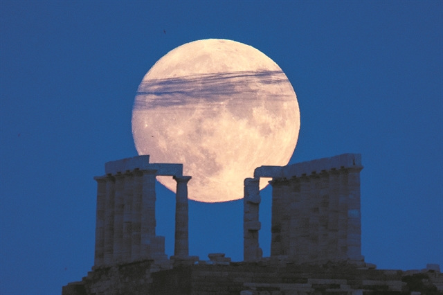 92 χώροι και μνημεία για τη διπλή πανσέληνο